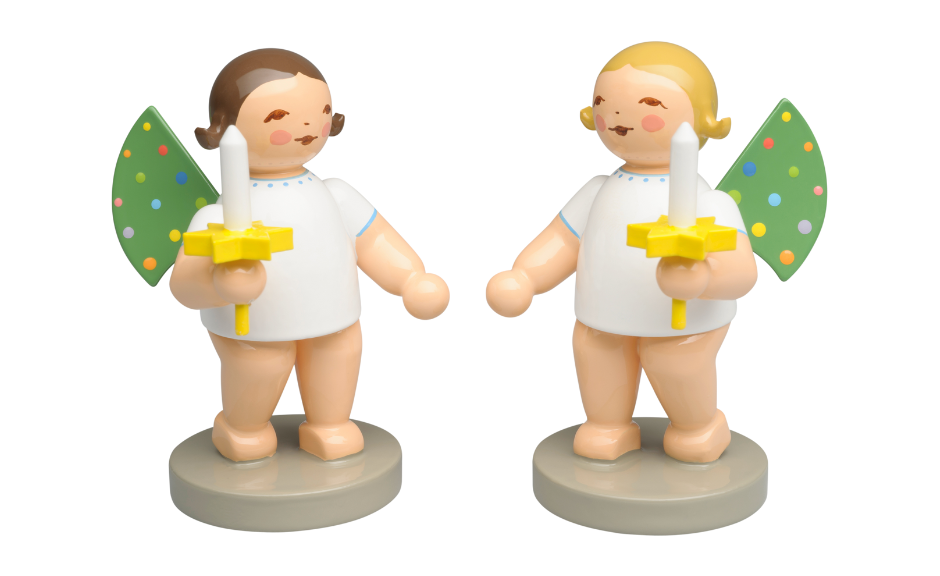 [Translate to Englisch (int):] Engel mit grünen Flügeln und kleiner Kerzer in der Hand