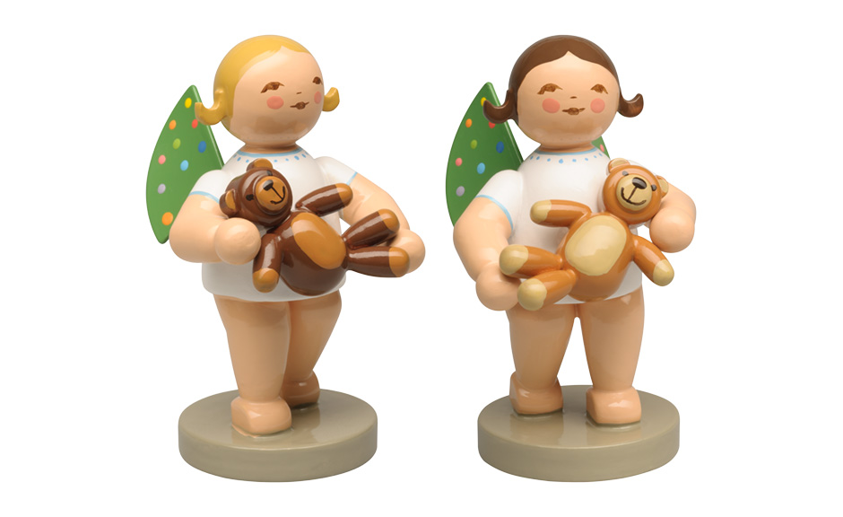 [Translate to Englisch (int):] Engel mit grünen Flügeln und Teddy im Arm