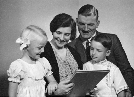[Translate to Englisch (int):] Schwarz-Weiß-Aufnahme von Olly und Johannes Wendt mit den Kindern Hans und Sigrid.